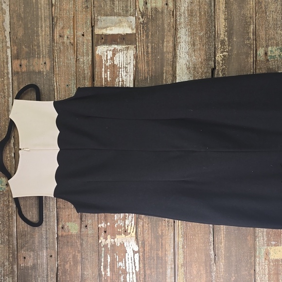 LOFT Elegant Black and White Dress w/cute Sculpted Hem, Ladies Size 4 - Picture 2 of 4